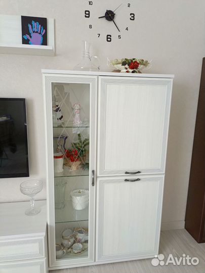 Стенка в гостиную со шкафом новая, стол круглый