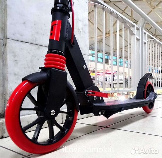 Самокат с ручным тормозом и амортизатором