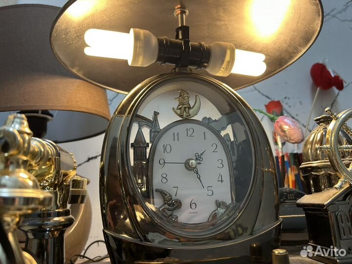 Телефон с часами