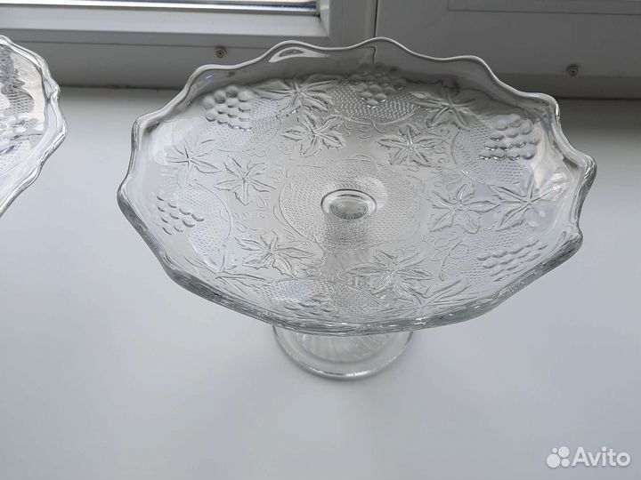 Ваза для фруктов на ножке