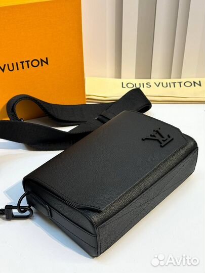 Сумка мессенджер Louis Vuitton Takeoff PM