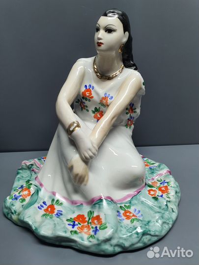 Фарфоровая статуэтка 