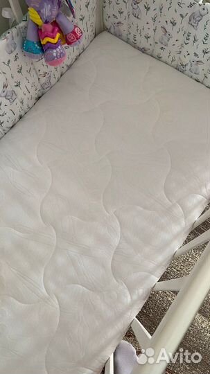 Детская кроватка с маятником