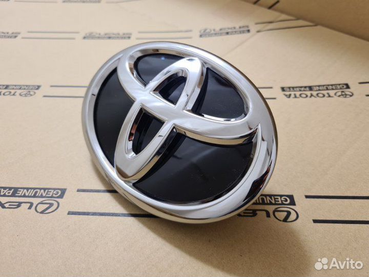 Эмблема решетки радиатора Toyota Camry V70