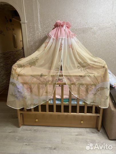 Детская кроватка с маятником и ящиком