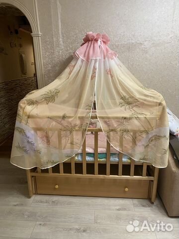 Детская кроватка с маятником и ящиком