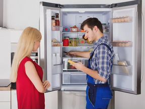 Начинающий мастер по ремонту холодильников