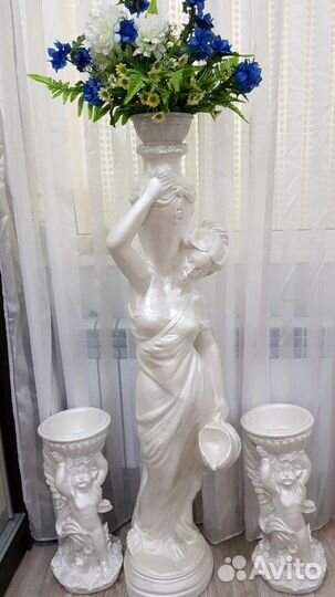 Статуя девушка с кувшином