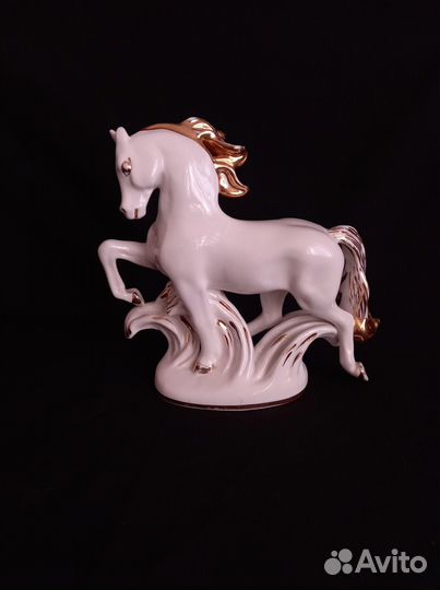 Фарфоровая статуэтка лфз Конь-огонь В\С