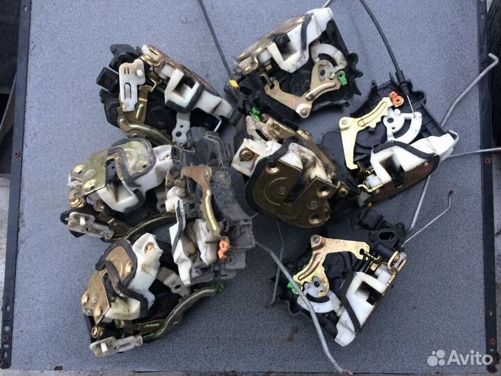 Замок двери Mitsubishi Lancer CS 9