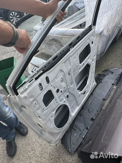 Продам переднию и заднию двери (лексус RX-300)