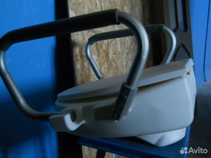 Регулируемое сидение с поручнями