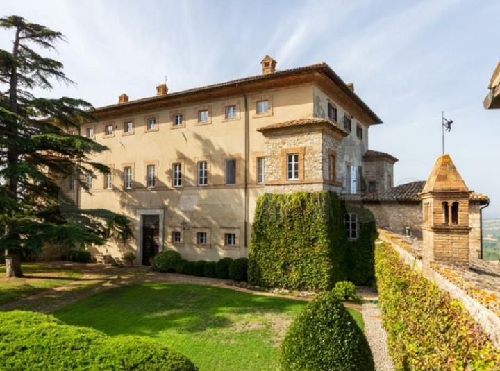 Дом 2202 м² на участке 32000 м² (Италия)