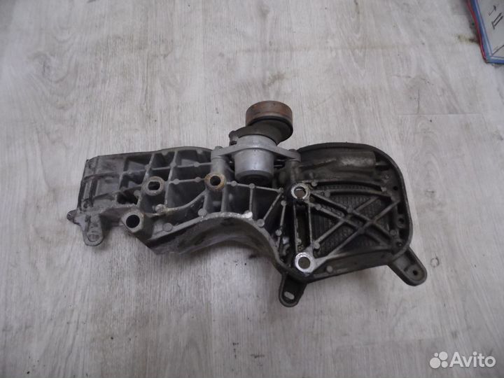 Кронштейн генератора Renault Sandero 2009-2014