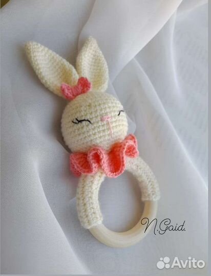 Вязаная погремушка на деревянном кольце