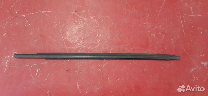 Уплотнитель стекла двери Mitsubishi Outlander