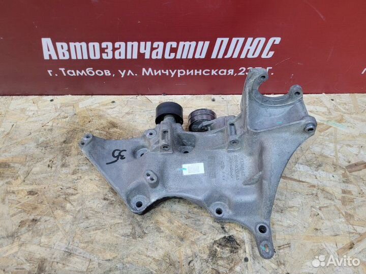 Кронштейн генератора Renault Duster