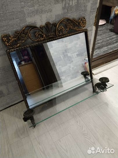 Зеркало в металлической оправе с полочкой