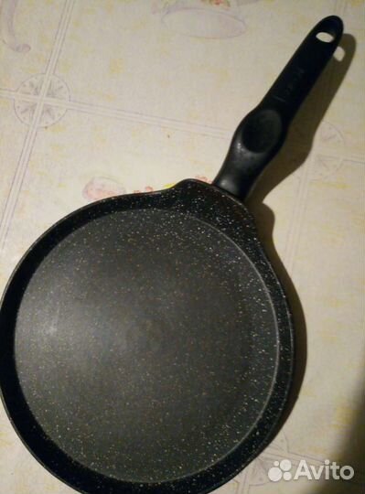 Кастрюли (6 и 10 л) и 2 сковороды