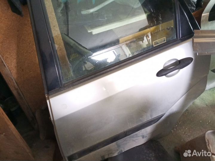 Крыло правое на Форд фокус 1 хэтчбек