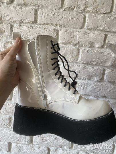 Ботинки лаковые белые dr martens
