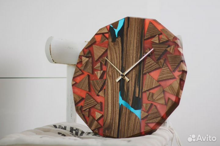 В наличии часы река из слэба и эпоксидной смолы