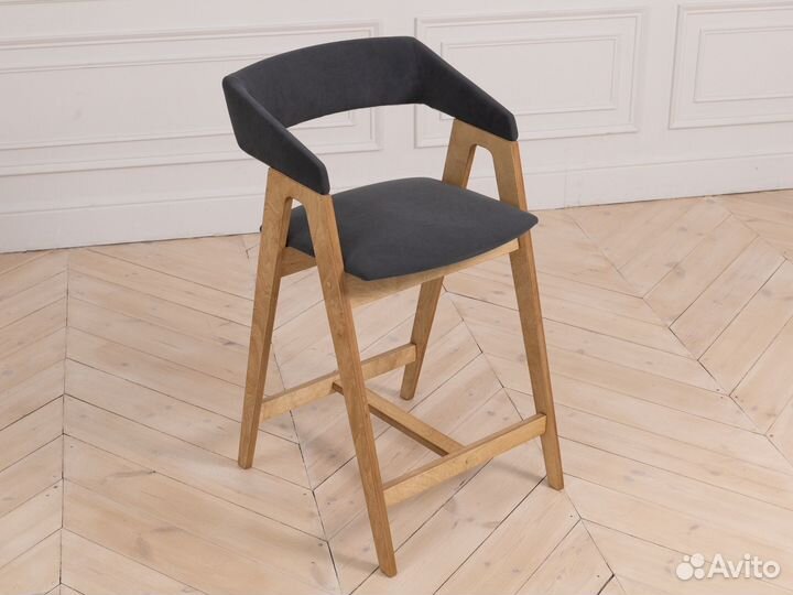 Полубарный стул