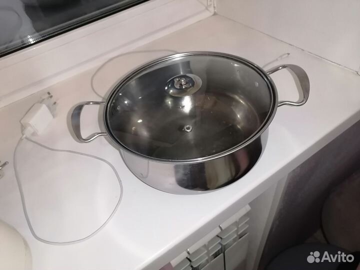 Чайник, кастрюля, ложки, тарелки посуда