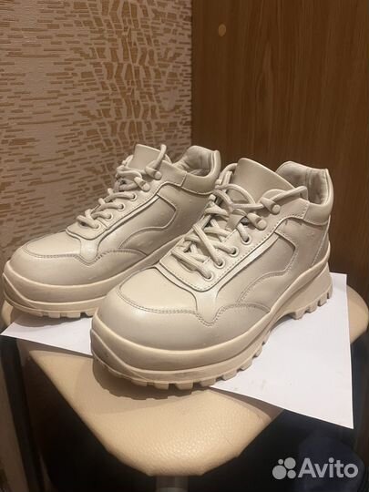 Кроссовки женские