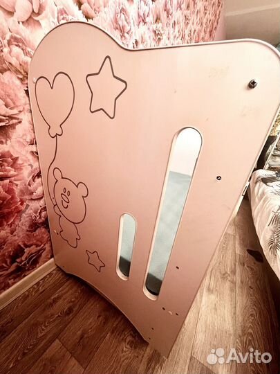 Детская кроватка с маятником и ящиком