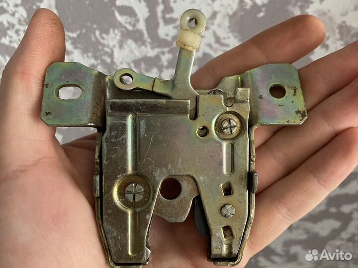 Замок крышки багажника ауди 80