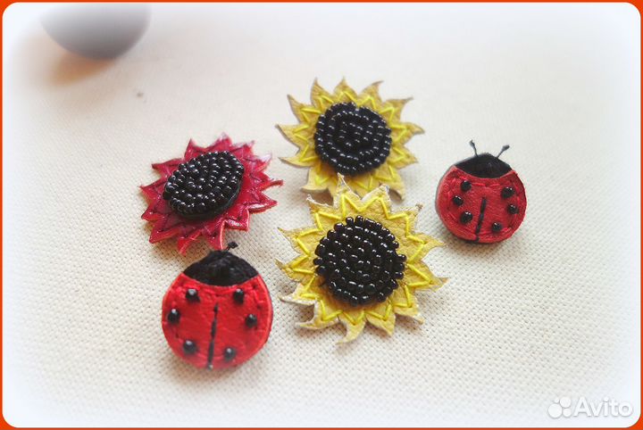 Кожаные брошки