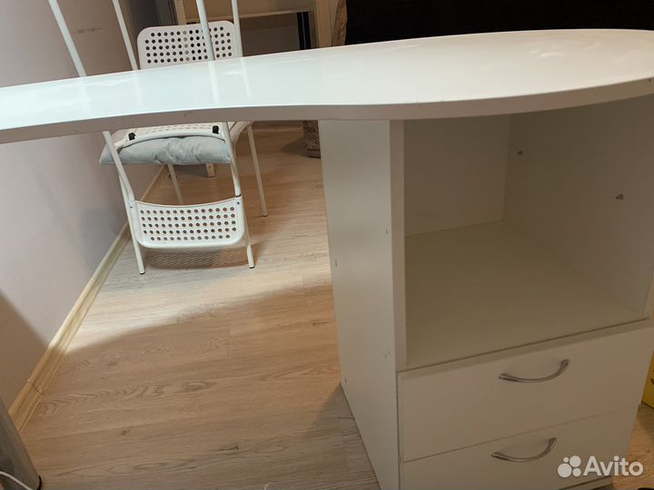 Маникюрный стол