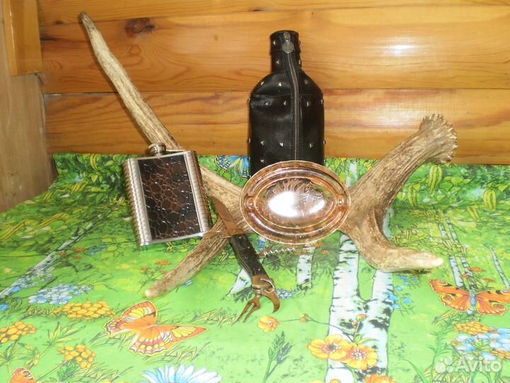 Рога оленя, пепельница и перочинный ножик с оленем