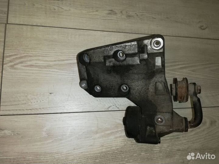 Кронштейн компрессора кондиционера Land Rover, BMW