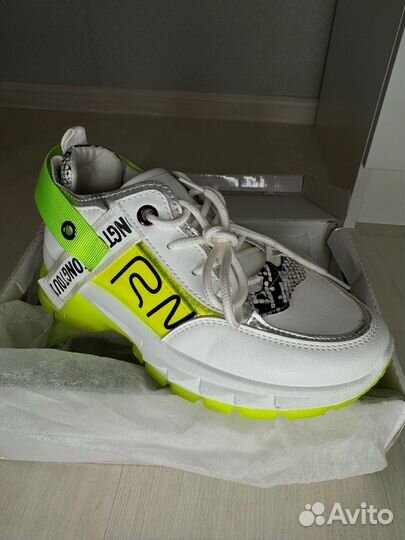 Кроссовки женские