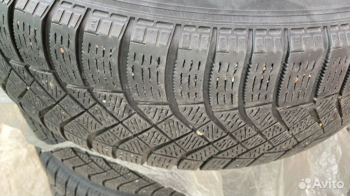 Pirelli Ice Zero FR 215/65 R17 103T