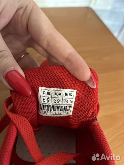 Кроссовки женские