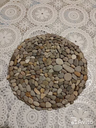 Подставка из натуральной гальки