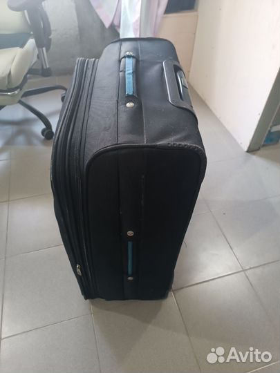 Чемодан с женскими вещами