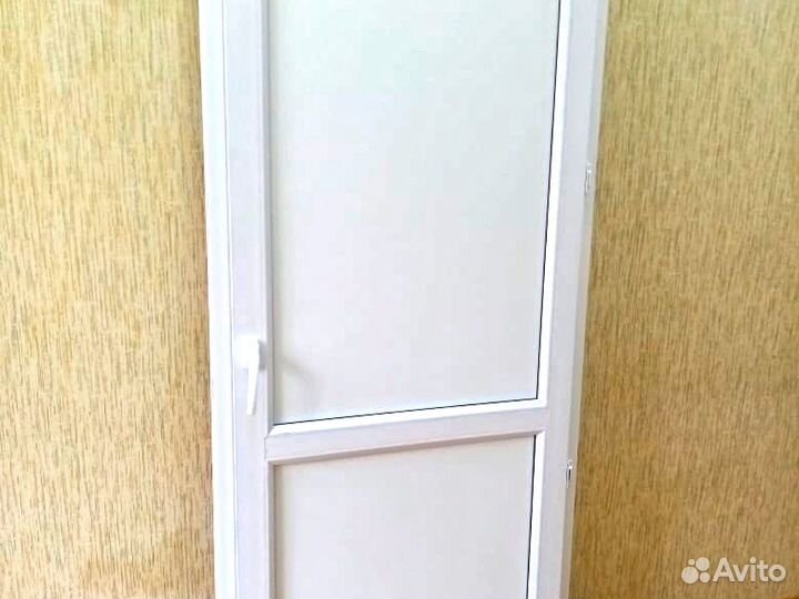 Пластиковая дверь