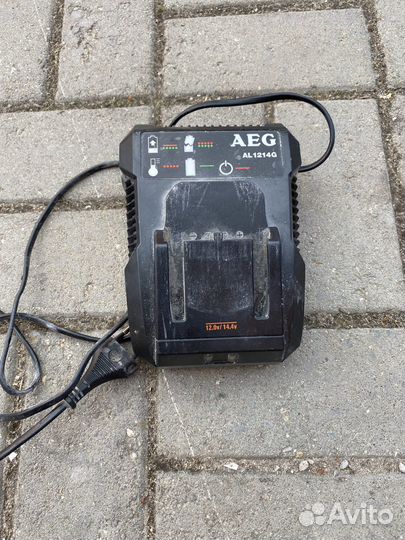 Зарядное устройство для шуруповерта AEG