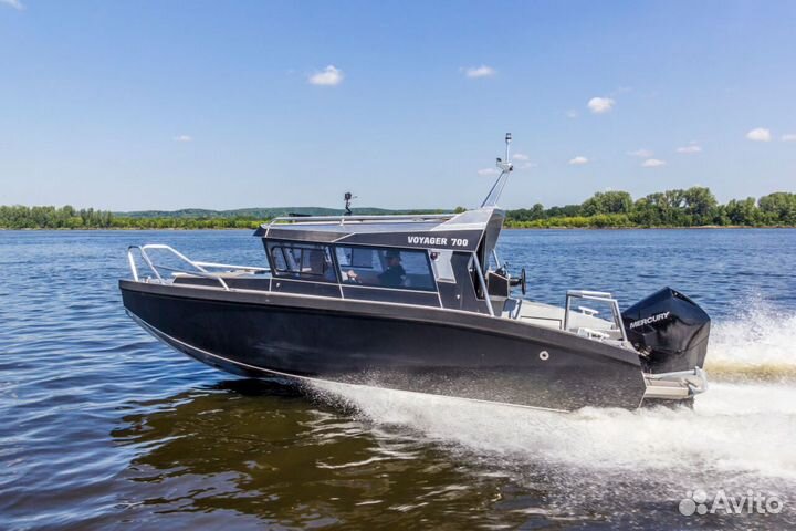 Лодка Voyager 700 Cabin