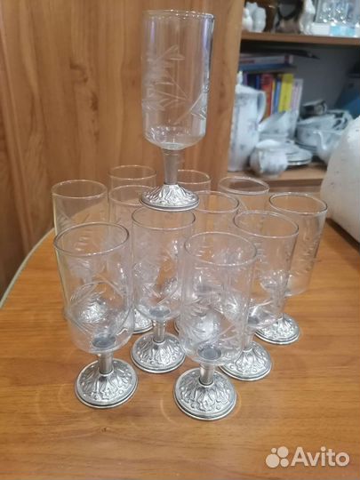 Хрустальные рюмки на серебряной ножке