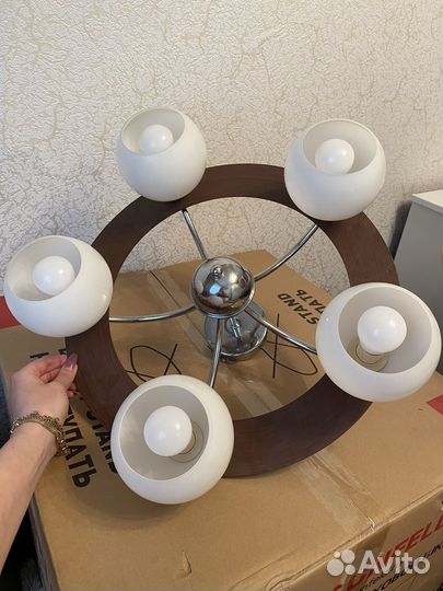 Продам люстру