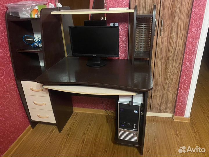 Компьютерный стол