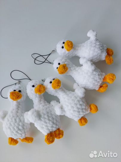 Вязаный брелок гусь