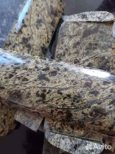 Камень змеевик от разбитой шкатулки