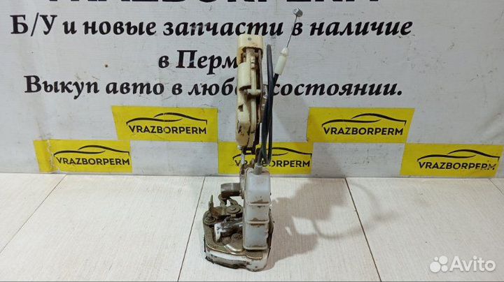 Замок двери задний левый Toyota Yaris