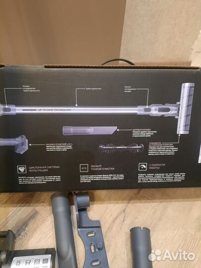 Вертикальный беспроводной пылесос redmond